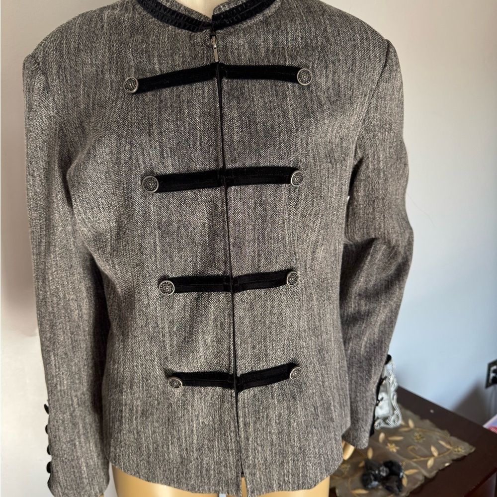 Conrad C Women's Military-Style Jacket with gorgeous buttons. Ptp 23”length22.5” - Picture 7 of 14